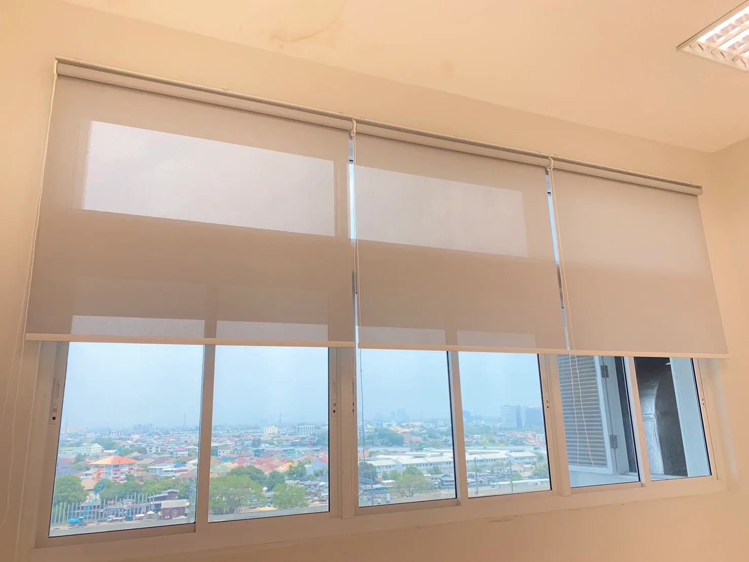 ติดม่านม้วนกันแดดที่บ้าน