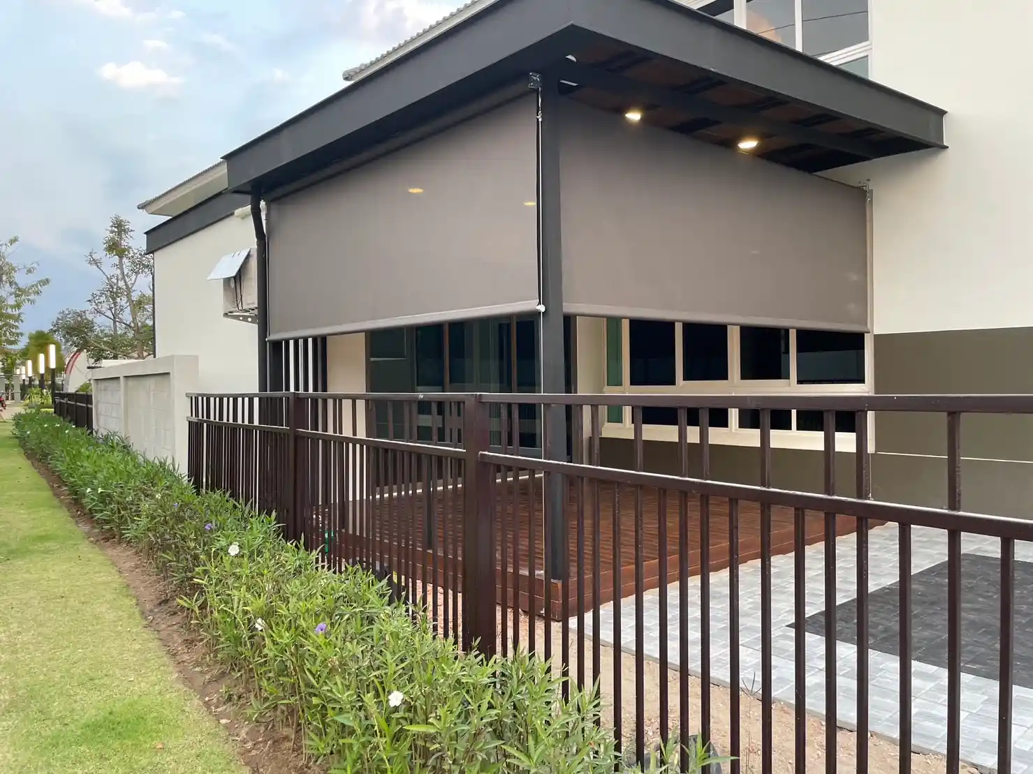 ม่านม้วนติดหน้าบ้าน