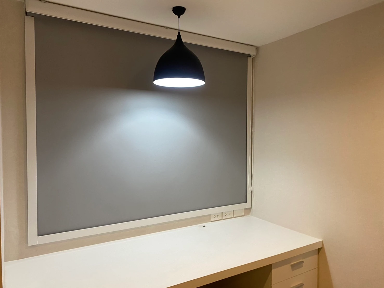 ม่านม้วนสั่งทำ ดีไซน์เรียบหรู เหมาะกับบ้าน คอนโด และสำนักงาน