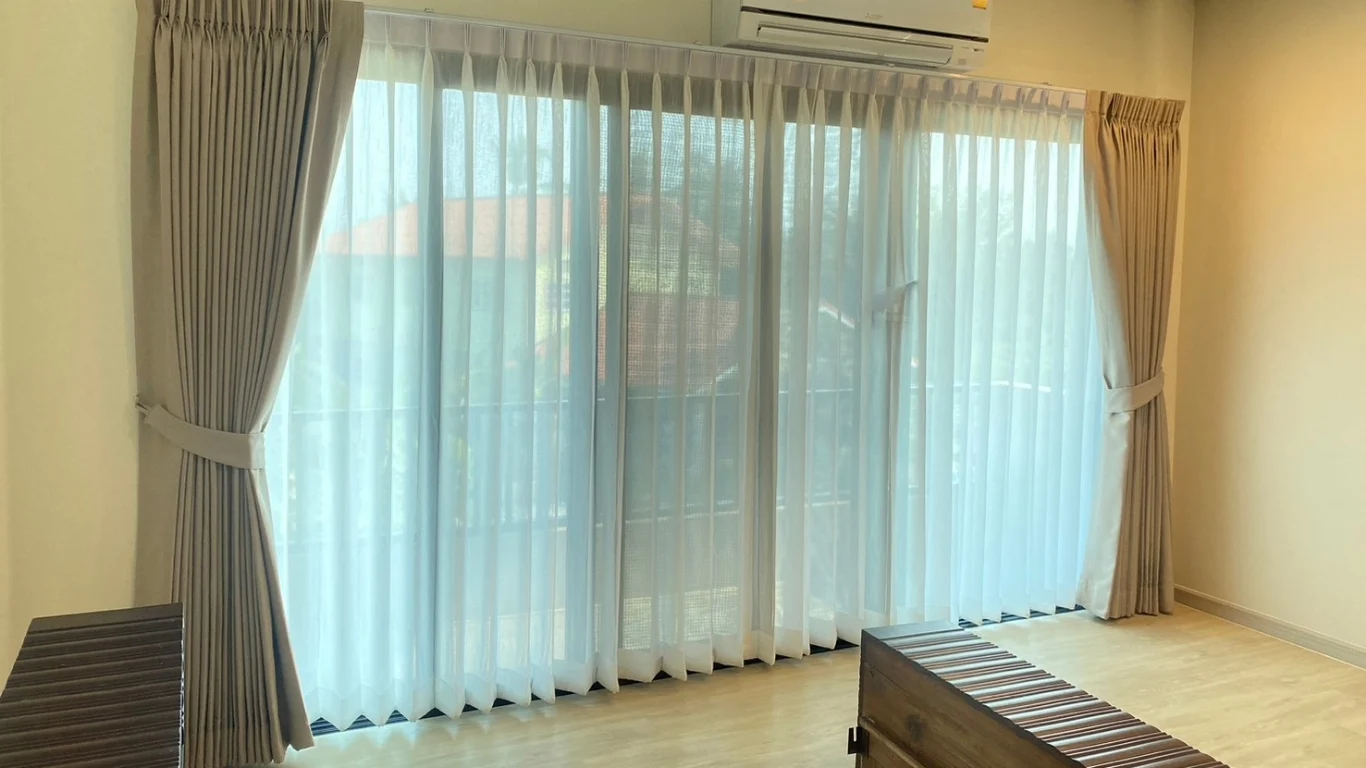 ผ้าม่านสีโทนเย็น ช่วยสร้างบรรยากาศสงบและผ่อนคลาย