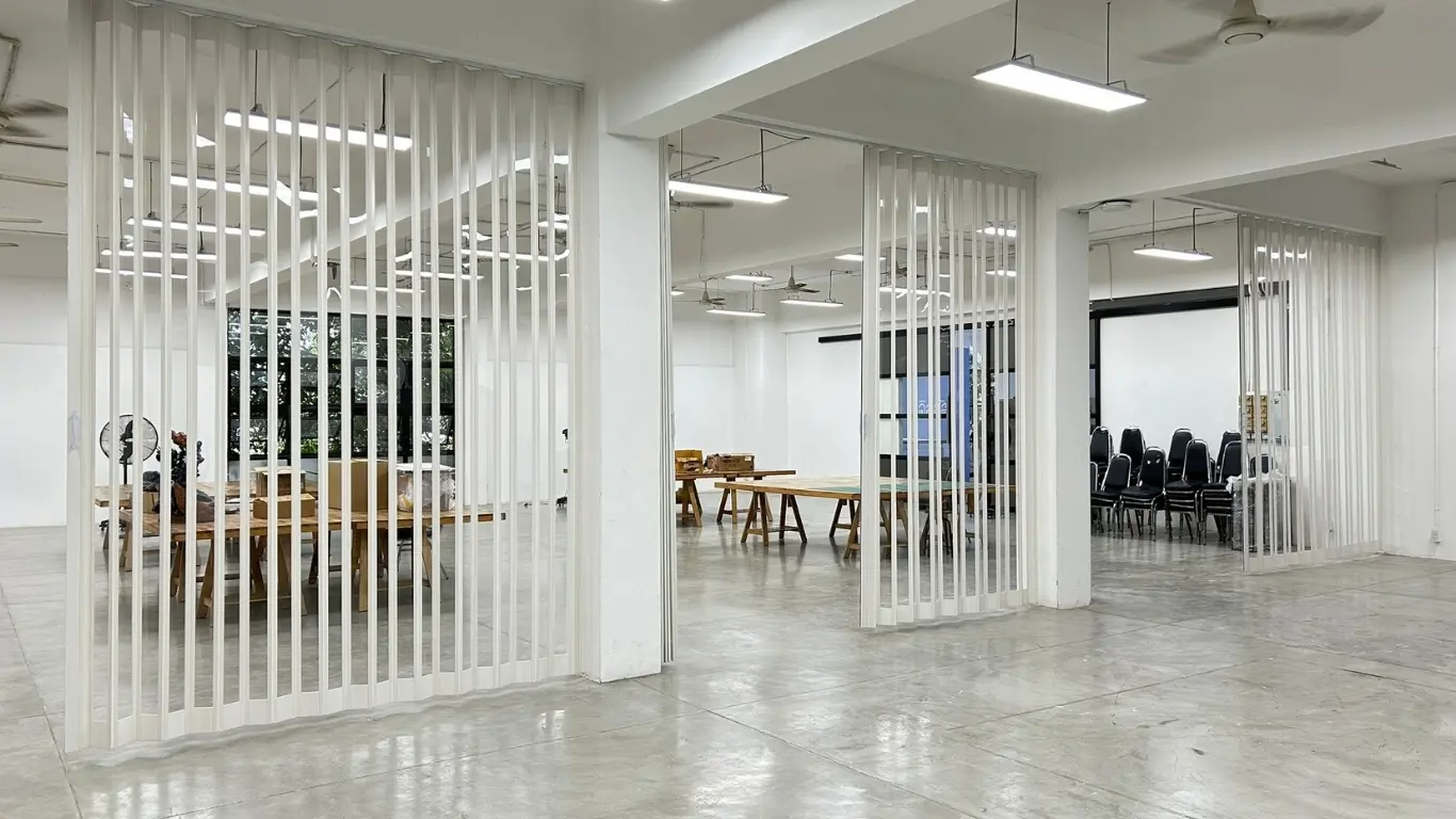 แยกโซนห้องนอนกับพื้นที่นั่งเล่น ด้วยผ้าม่าน