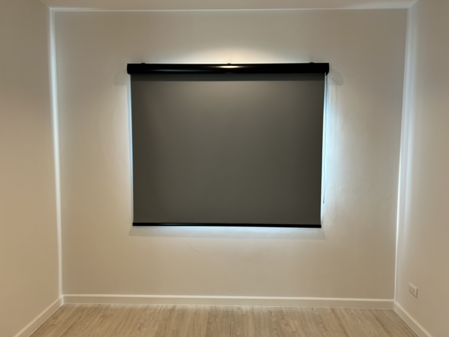 ม่านทึบแสงห้องนอนแบบ Blackout ติดตั้งเต็มบานหน้าต่าง ช่วยกันแสงและลดความร้อน เหมาะสำหรับห้องนอนที่ต้องการความมืดสนิทและอุณหภูมิสบาย