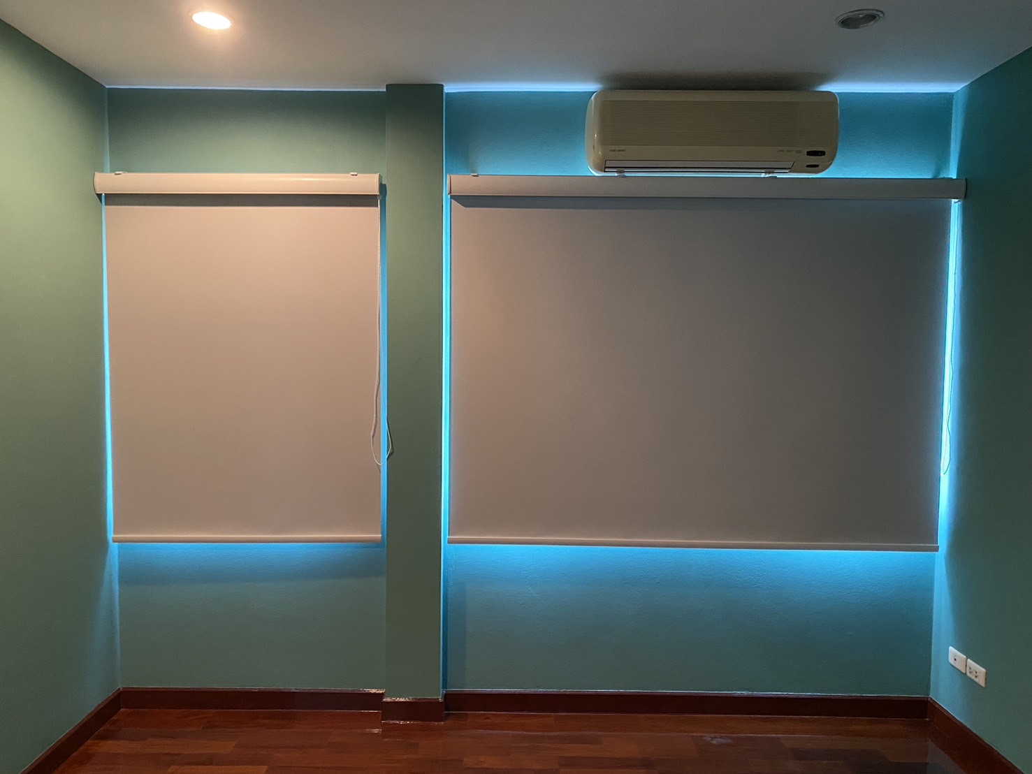 ม่านม้วนห้องนอนแบบเรียบสมัยใหม่ ติดตั้งชิดกรอบหน้าต่าง ปรับขึ้นลงได้ง่าย ช่วยกรองแสงและเพิ่มความเป็นส่วนตัวภายในห้อง