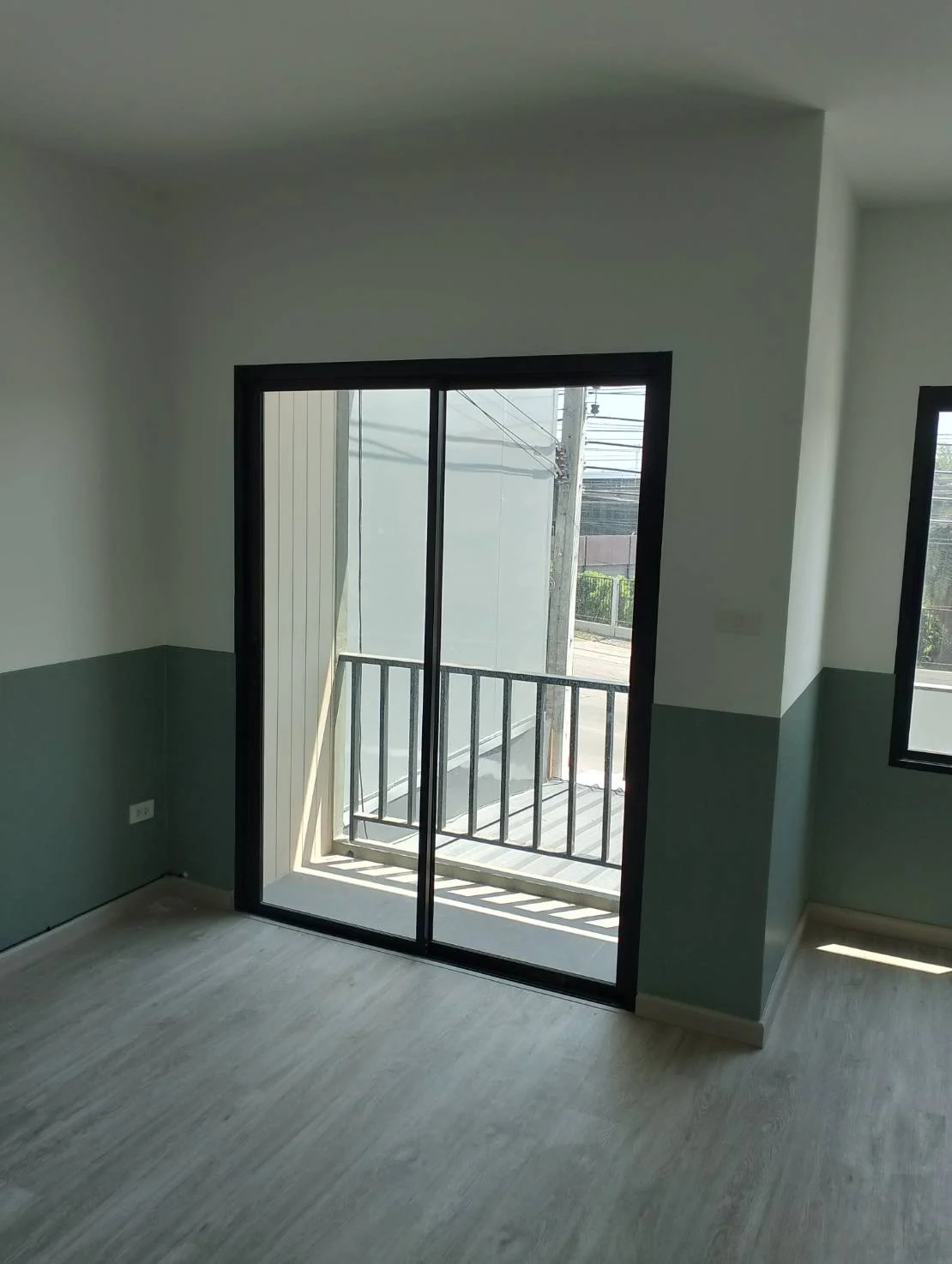 กระจกอลูมิเนียมมินิมอลดีไซน์เรียบหรู โครงบางทันสมัย ช่วยเพิ่มแสงธรรมชาติและความโปร่งโล่งให้กับบ้านสไตล์โมเดิร์น