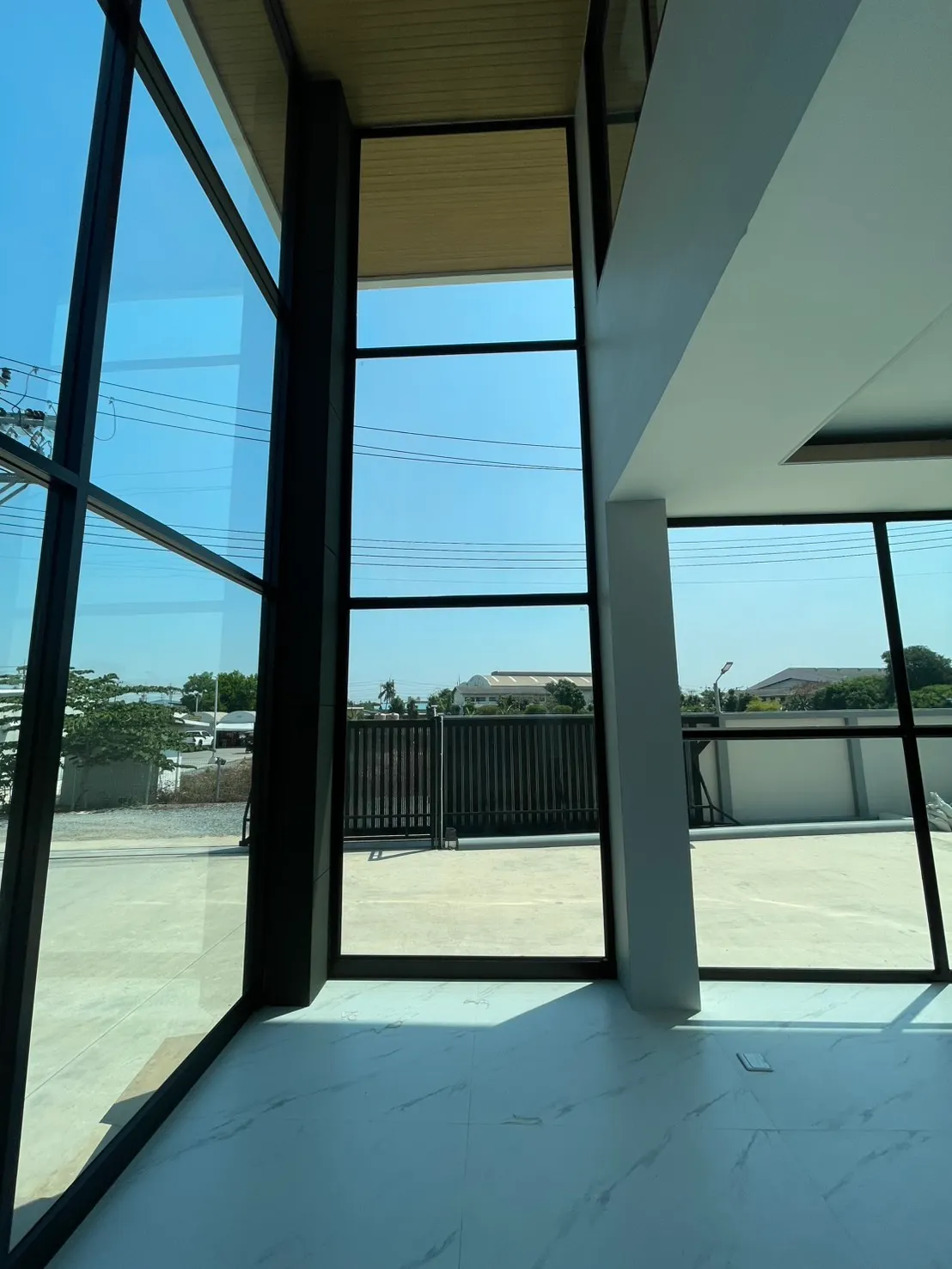 กระจกอลูมิเนียมสั่งทำสำหรับบ้านสไตล์มินิมอล แข็งแรง ทนทาน ใช้งานยาวนาน