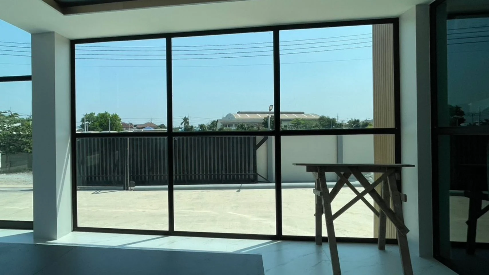 ติดตั้งกระจกอลูมิเนียมบ้านสมัยใหม่ โครงอลูมิเนียมแข็งแรง ดีไซน์มินิมอล ช่วยเพิ่มแสงธรรมชาติและความโปร่งโล่งให้กับพื้นที่อยู่อาศัย