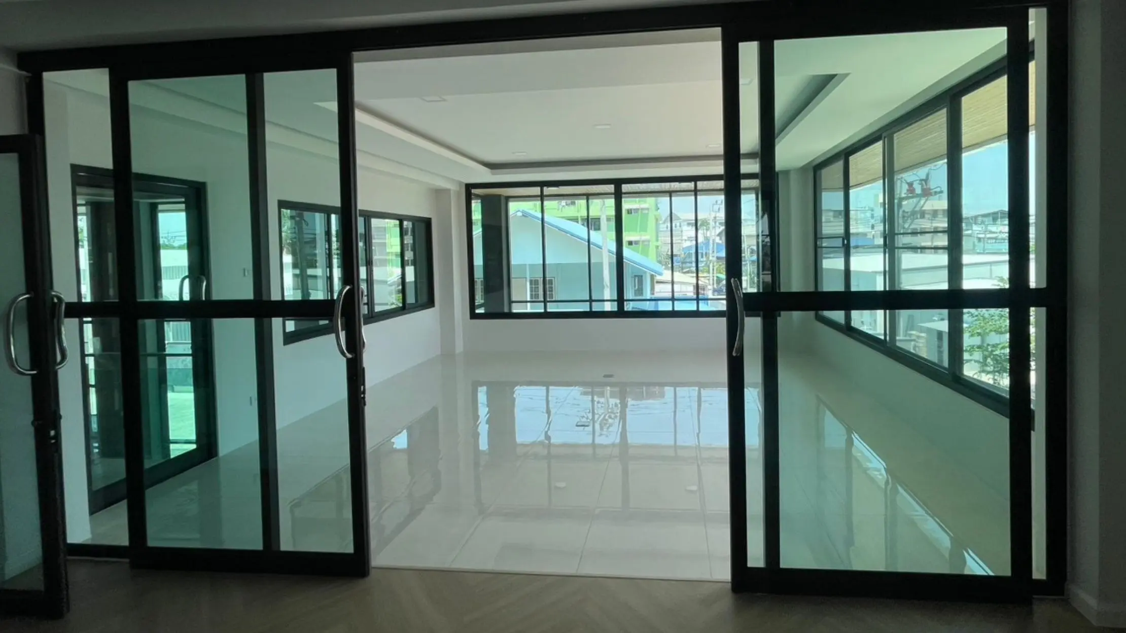 ติดตั้งประตูกระจกอลูมิเนียมบานใหญ่ เชื่อมต่อพื้นที่ภายในและภายนอก เหมาะสำหรับบ้านสไตล์มินิมอลและโมเดิร์น