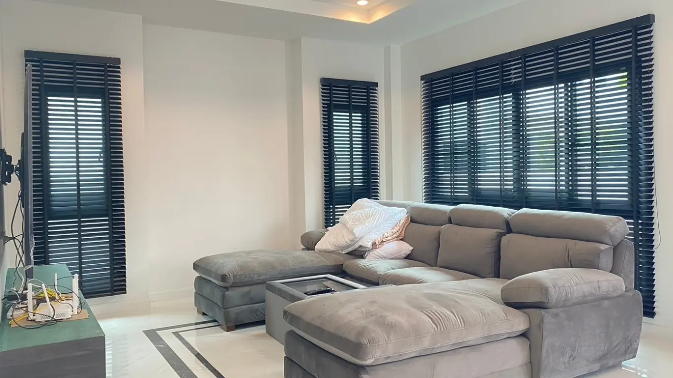 มู่ลี่ไม้ภายในที่ช่วยกรองแสงและ UV ได้